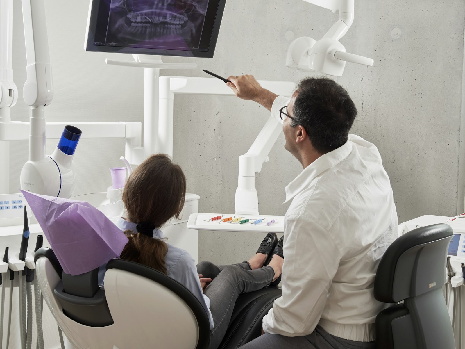 Dental Calm — врач объясняет пациенту снимок